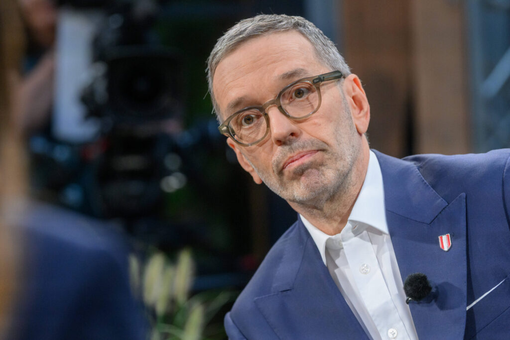 „Faschisten aus dem Gebirge jagen“ – Saboteur entfernt Haken auf Kletterroute von FPÖ-Chef Kickl